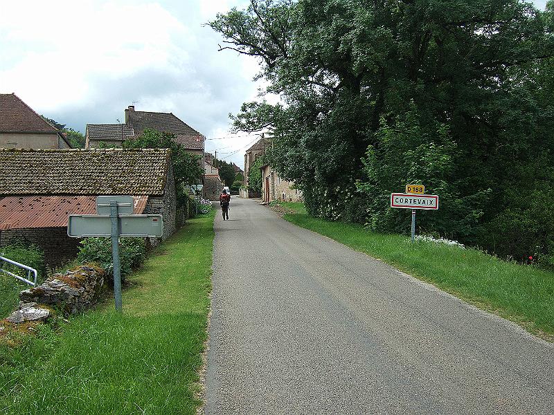 2010-05- (46).JPG - Nach knapp 10 Kilometer ein etwas größerer Ort